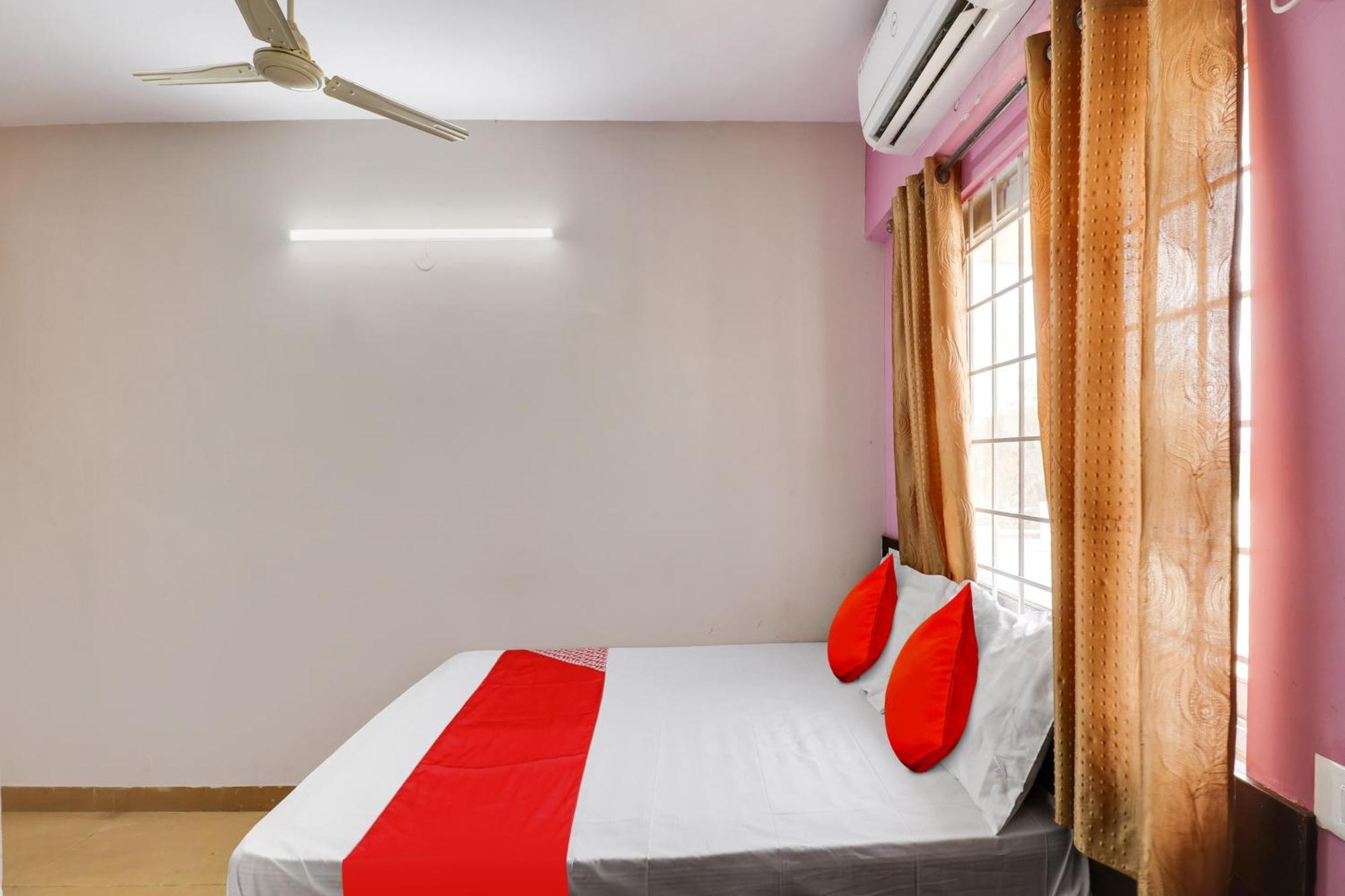 Отель Oyo Flagship Gayathri Lodging & Boarding Бангалор Экстерьер фото