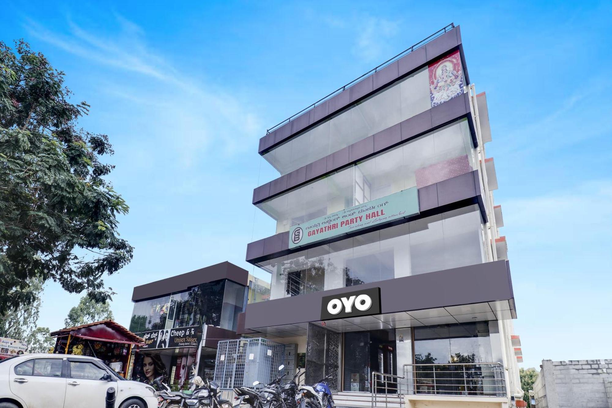 Отель Oyo Flagship Gayathri Lodging & Boarding Бангалор Экстерьер фото